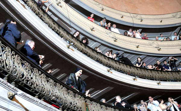 La prima ballerina assoluta Alicia Alonso saluda a su público.