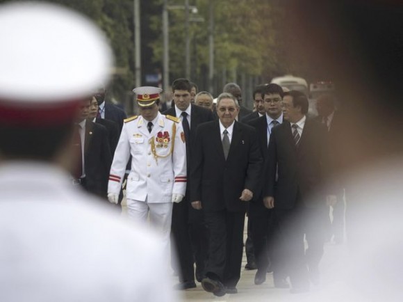 Raúl homenaje a Ho Chi Min