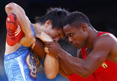 Yowlys Bonne (D) cayó ante el japonés Kenichi Yumoto (I).