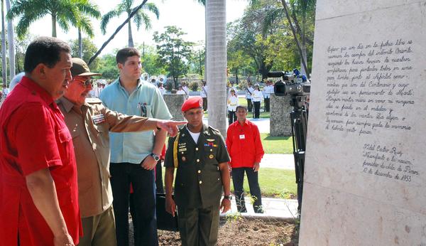 Raúl y Chávez en Santa Ifigenia