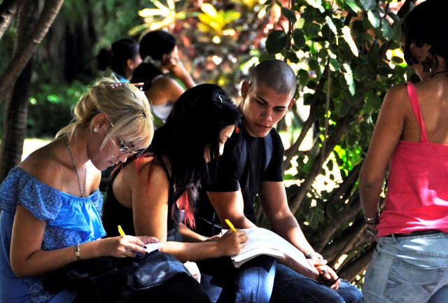 Alumnos preparandose para la Universidad