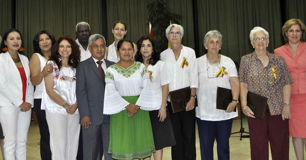 Familiares de los 5 condecorados