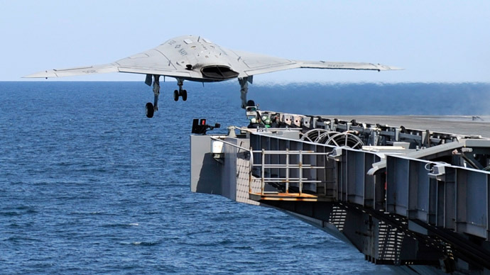 Dron despegando desde un portaaviones.