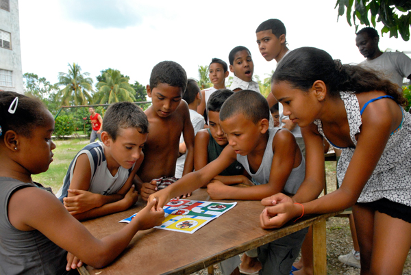 Niños jugando parchís