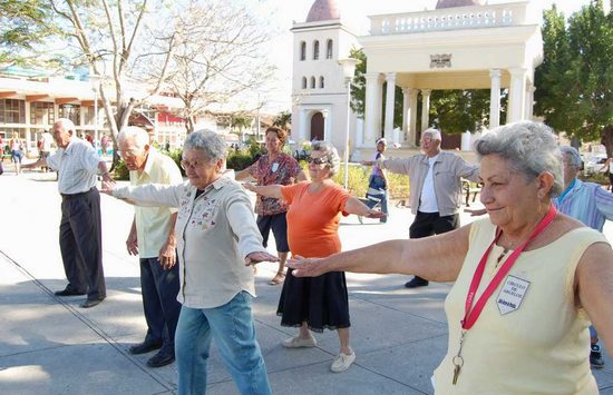 ancianos practican ejercicios