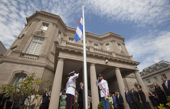 Ondea la bandera cubana