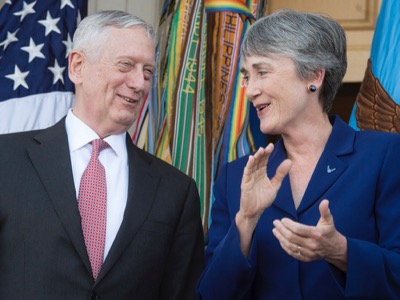 Heather Wilson y James Mattis