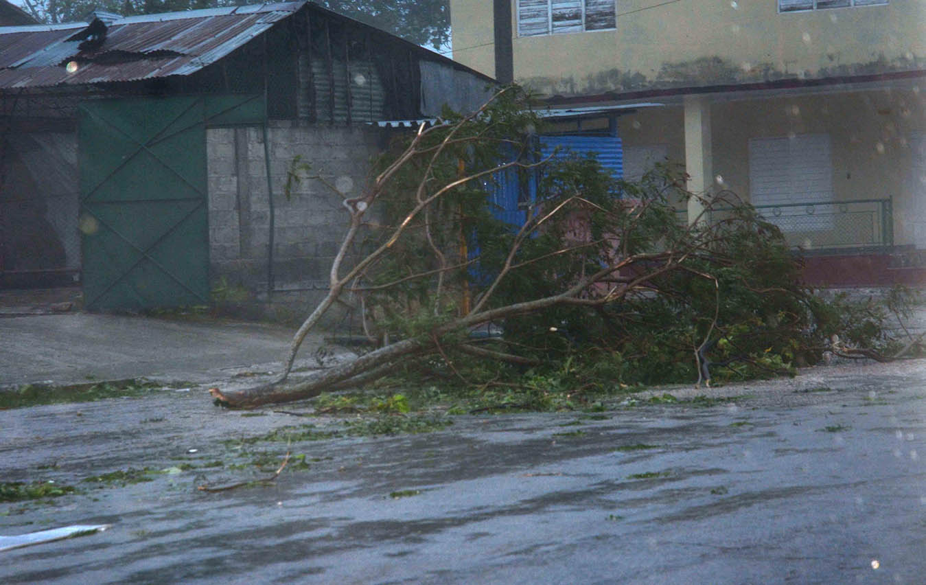 Vista de la ciudad Sancti Spíritus, desde la emisora de radio Yaguajay, al amanecer del 9 de septiembre de 2017, al paso del huracán Irma por la costa norte central de Cuba.