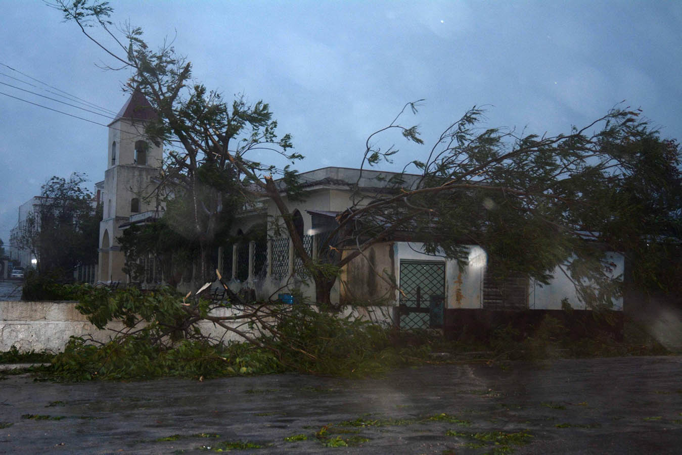Vista del parque José Martí, en Sancti Spíritus, al amanecer del 9 de septiembre de 2017, al paso del huracán Irma por la costa norte central de Cuba.