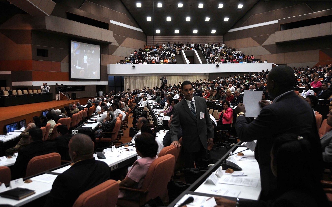 Parlamentarios, presentan el certificado de acreditación como diputados.