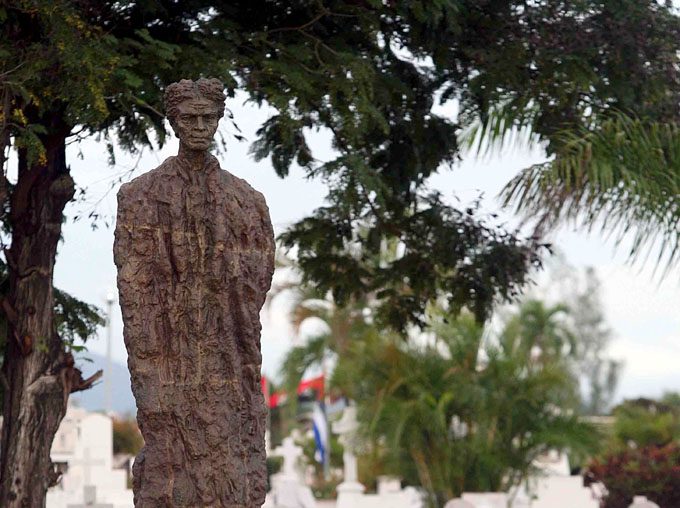 Monumento ante la tumba de Mariana Grajales