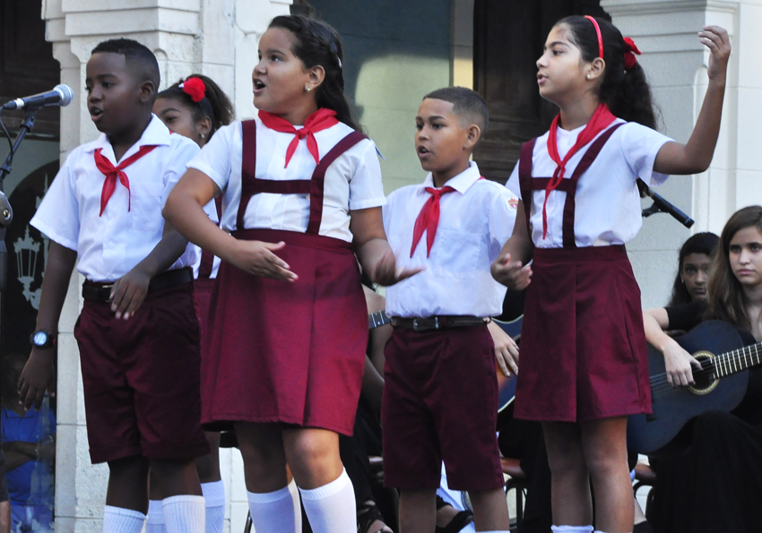 Una declamación a cargo de los pioneros de la escuela.