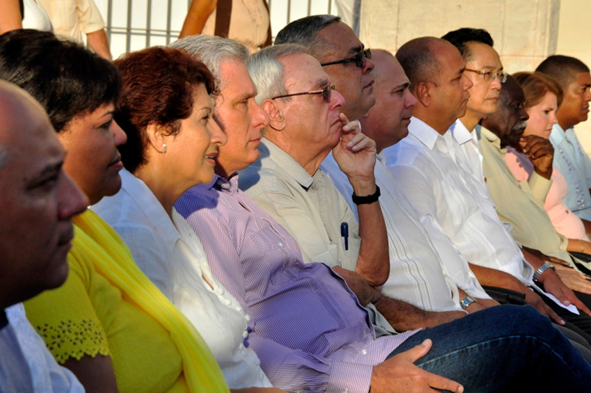 Miembros de los Consejos de Estado y de Ministros, dirigentes del Partido Comunista y personalidades de la cultura, asisten al acto oficial de inicio del curso escolar en la escuela Mendive.