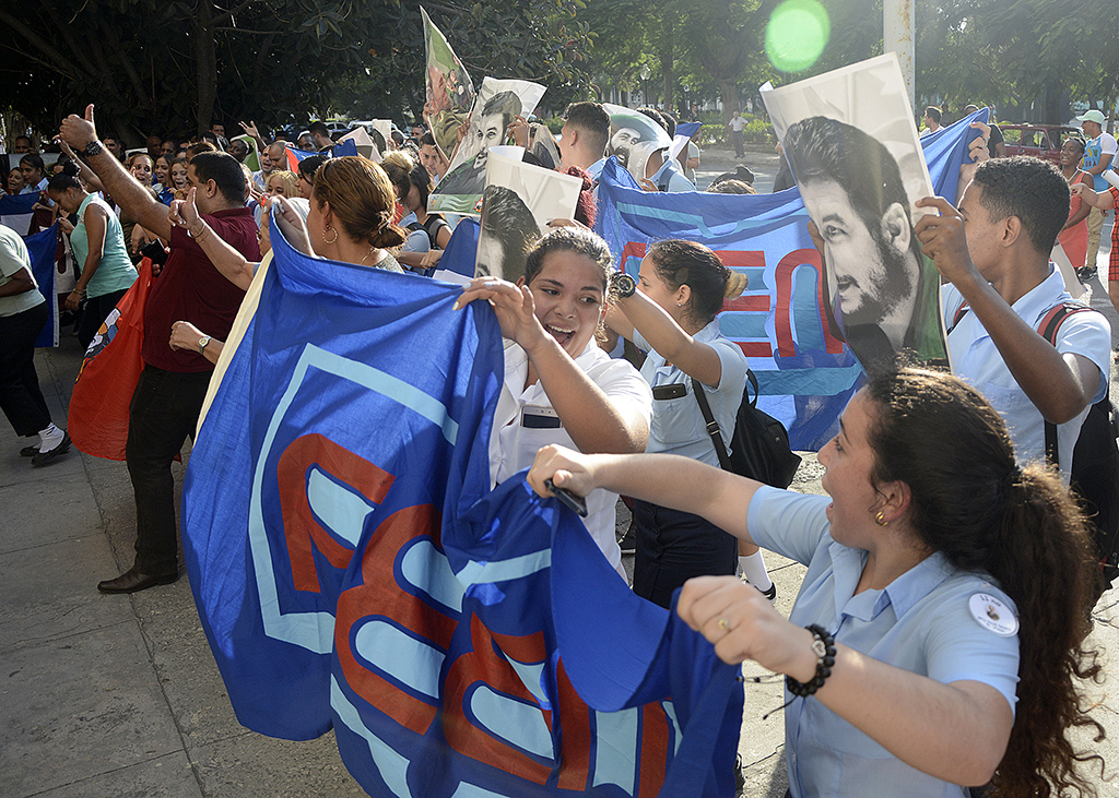 Jóvenes cubanos condenan el bloqueo