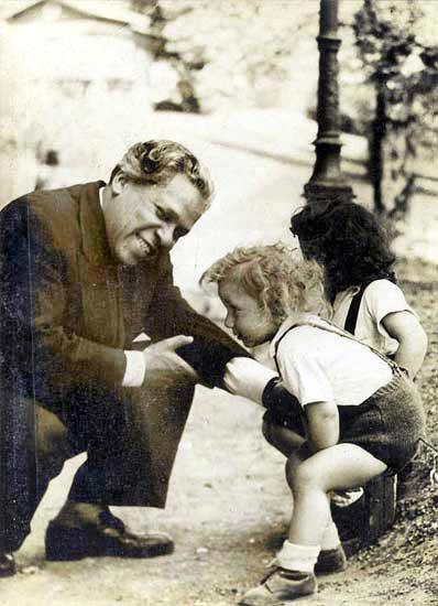 Nicolás Guillén vs niños