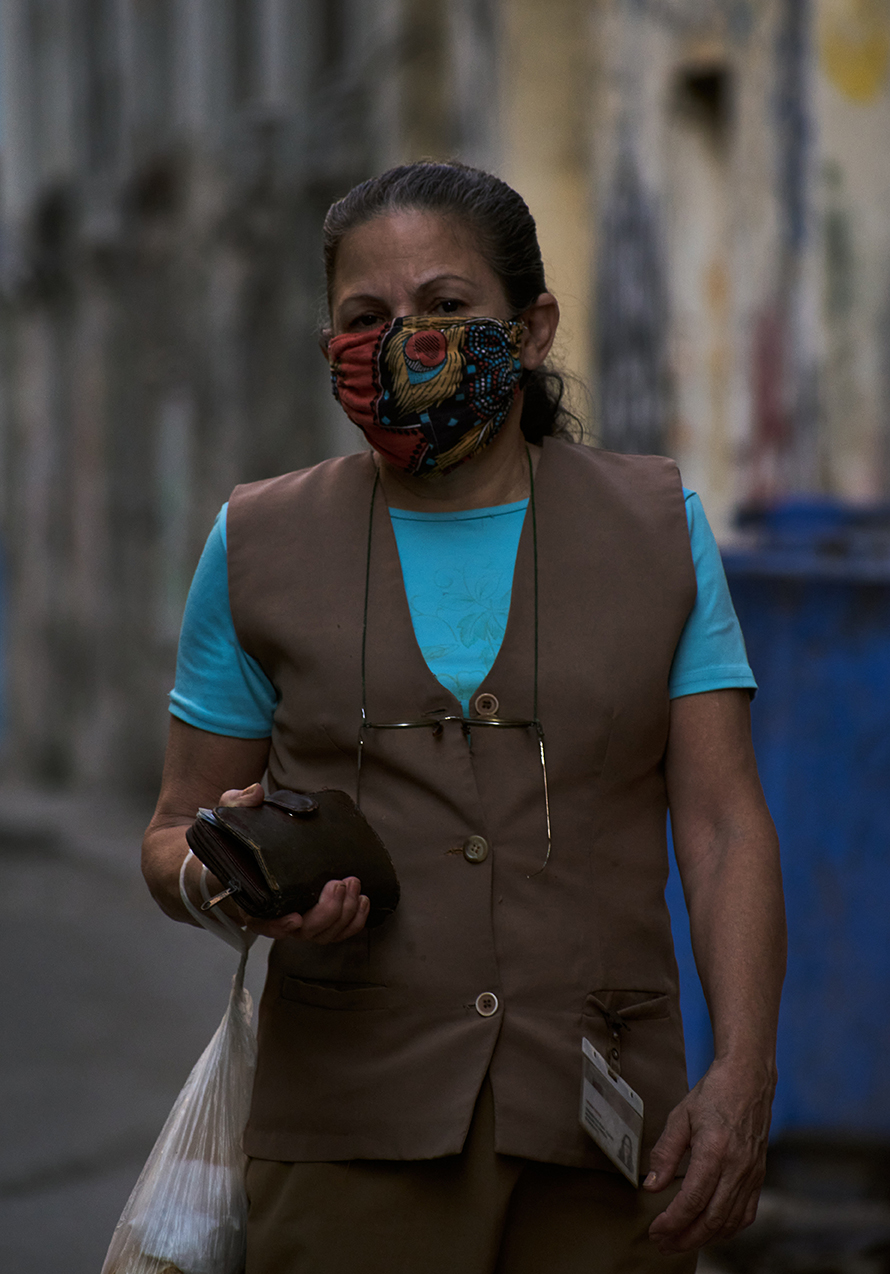 mujer caminando en la calle