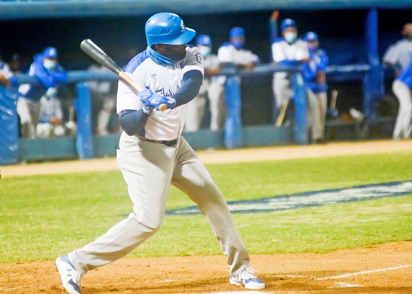 Yasiel Santoya-béisbol-industriales