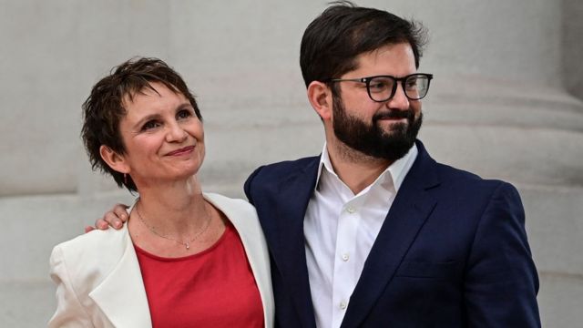 Carolina Tohá, nueva ministra del Interior de Chile, junto al presidente Gabriel Boric