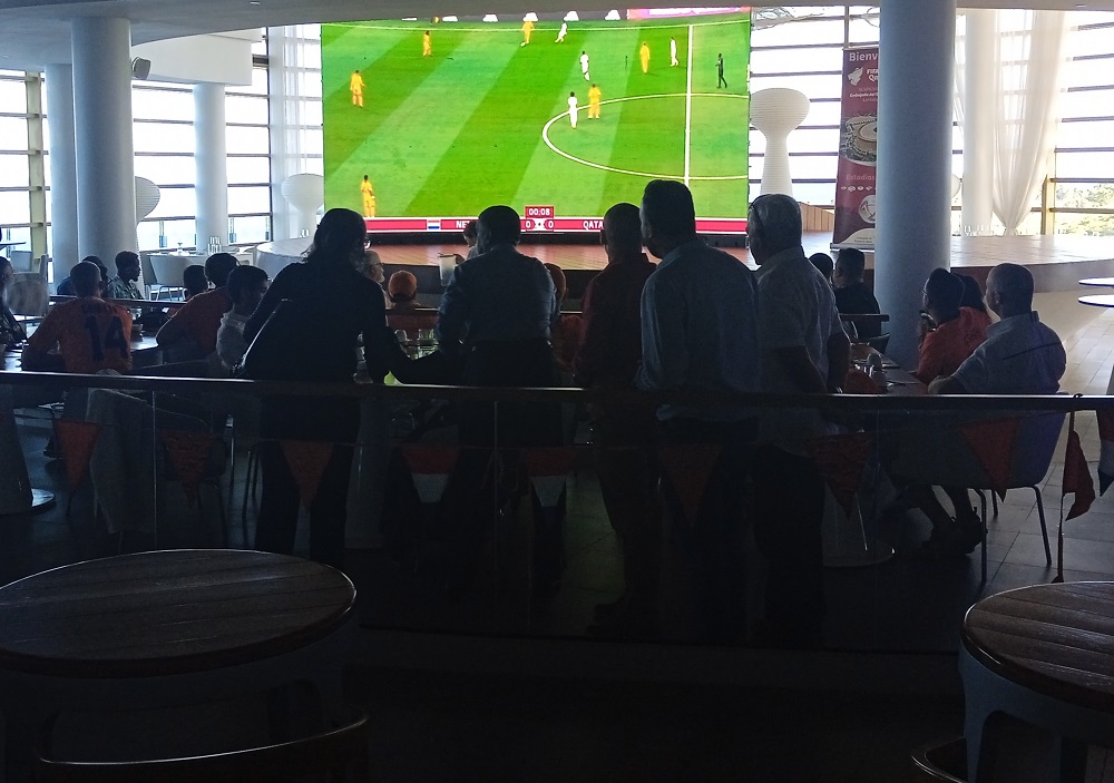 Cubanos viendo el  juego entre Catar y Países Bajos 