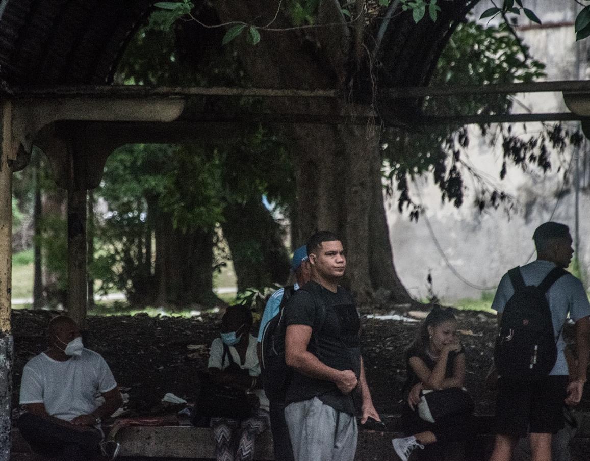 Parada de ómnibus en las cercanías de Independencia y Zapata, La Habana 