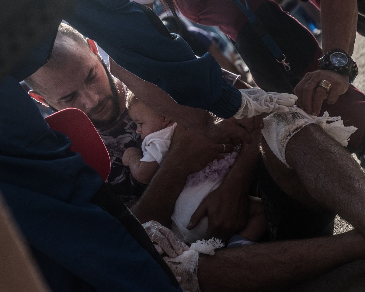 Padre de rodillas lleva a su pequeña hasta El Rincón 