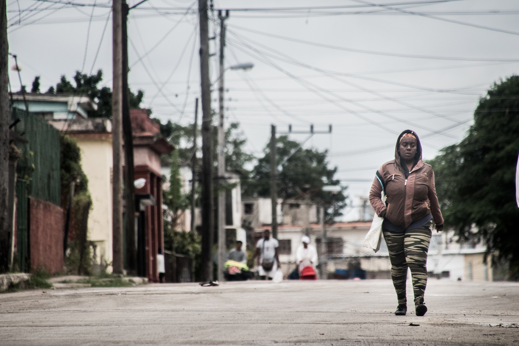 Mujer cubana caminando en invierno