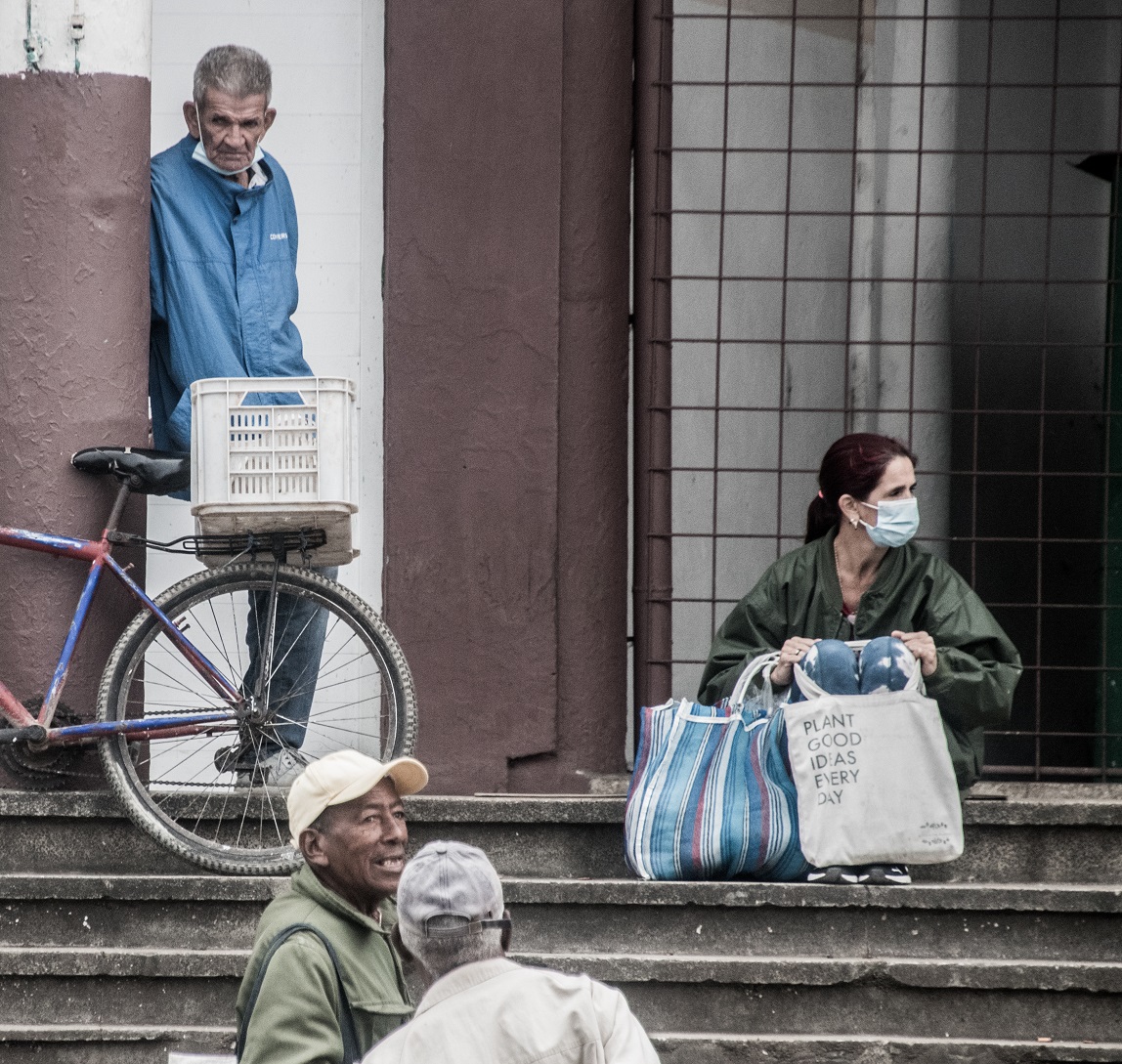 Ancianos cubanos en cola