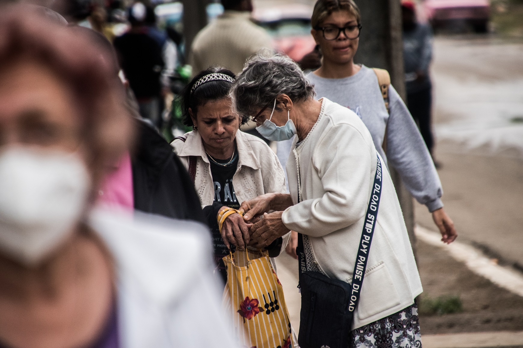 Anciana cubana en abrigo