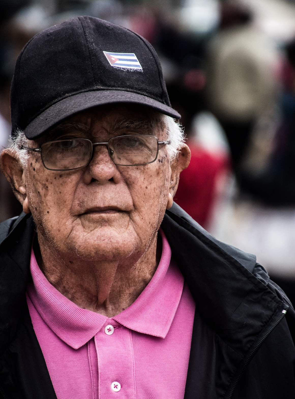 Anciano cubano con abrigo y gorra
