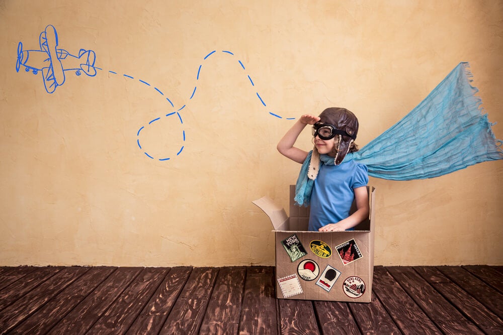 Niño usando su imaginación