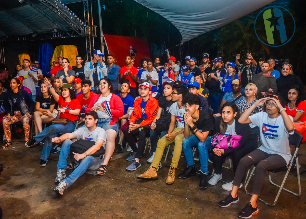 En el Vedado el público disfrutando del Clásico de Béisbol Cuba vs Estados Unidos