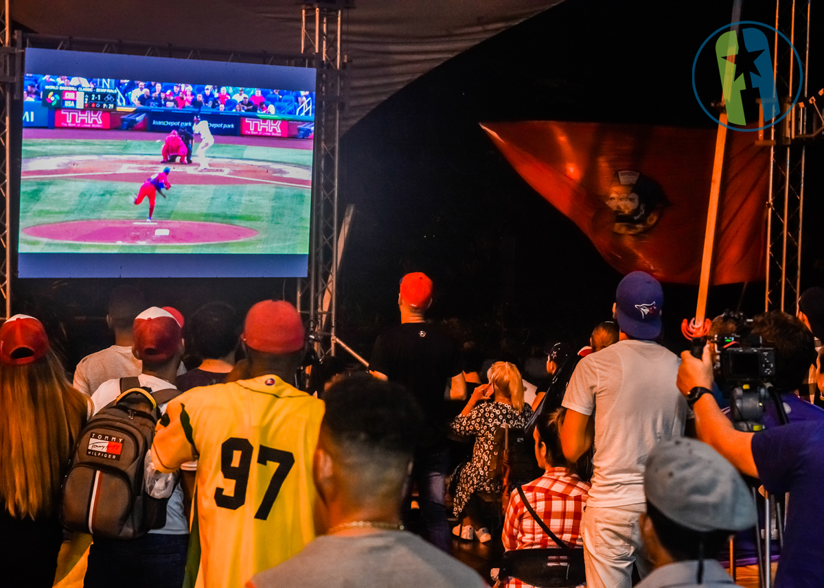 En el Vedado el público disfrutando del Clásico de Béisbol Cuba vs Estados Unidos