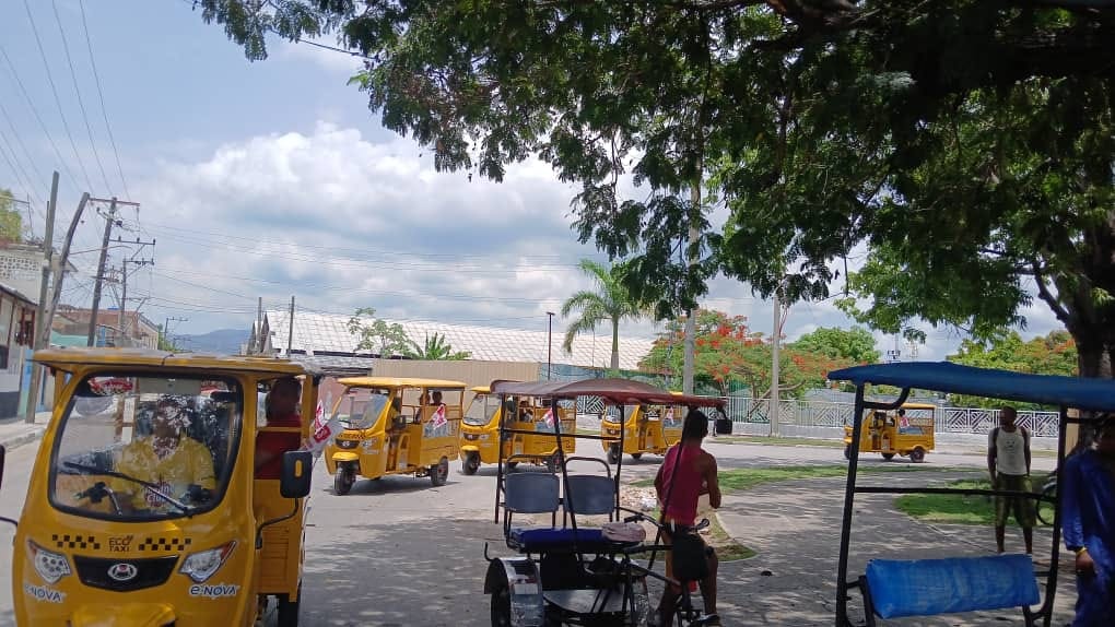 Triciclos eléctricos en Santiago de Cuba