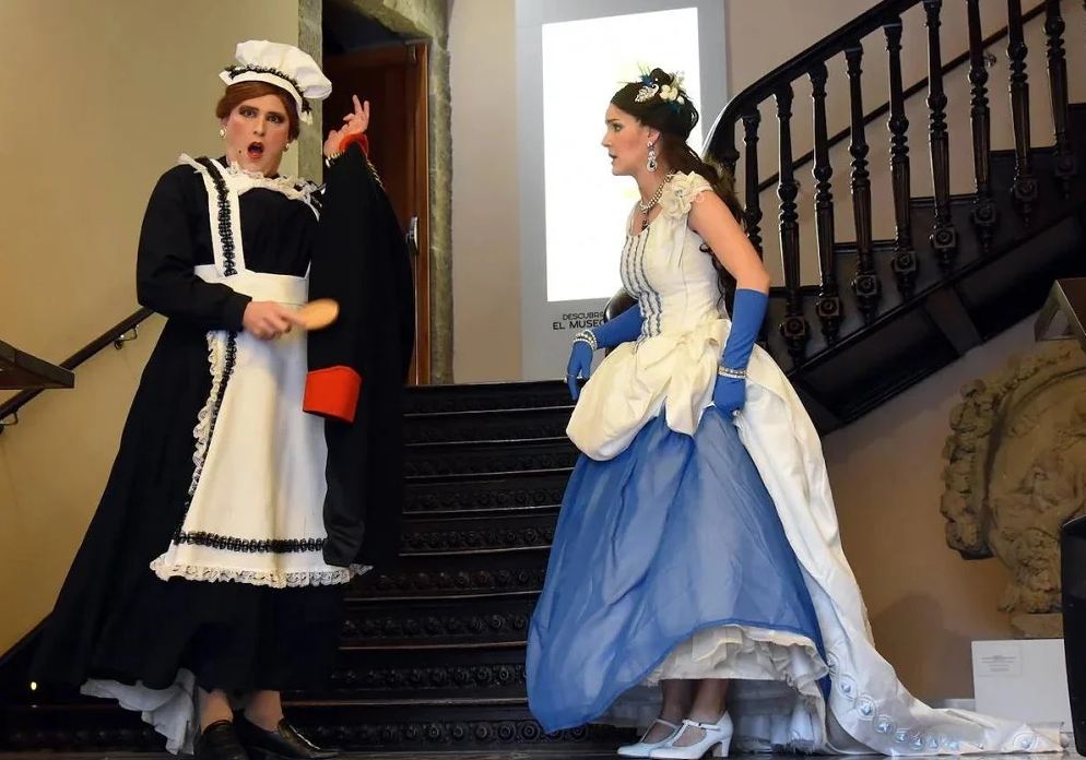 Jacinta Martínez de Sicilia y su criada Cándida hablan de los preparativos de una fiesta que habrá en la casona familiar.