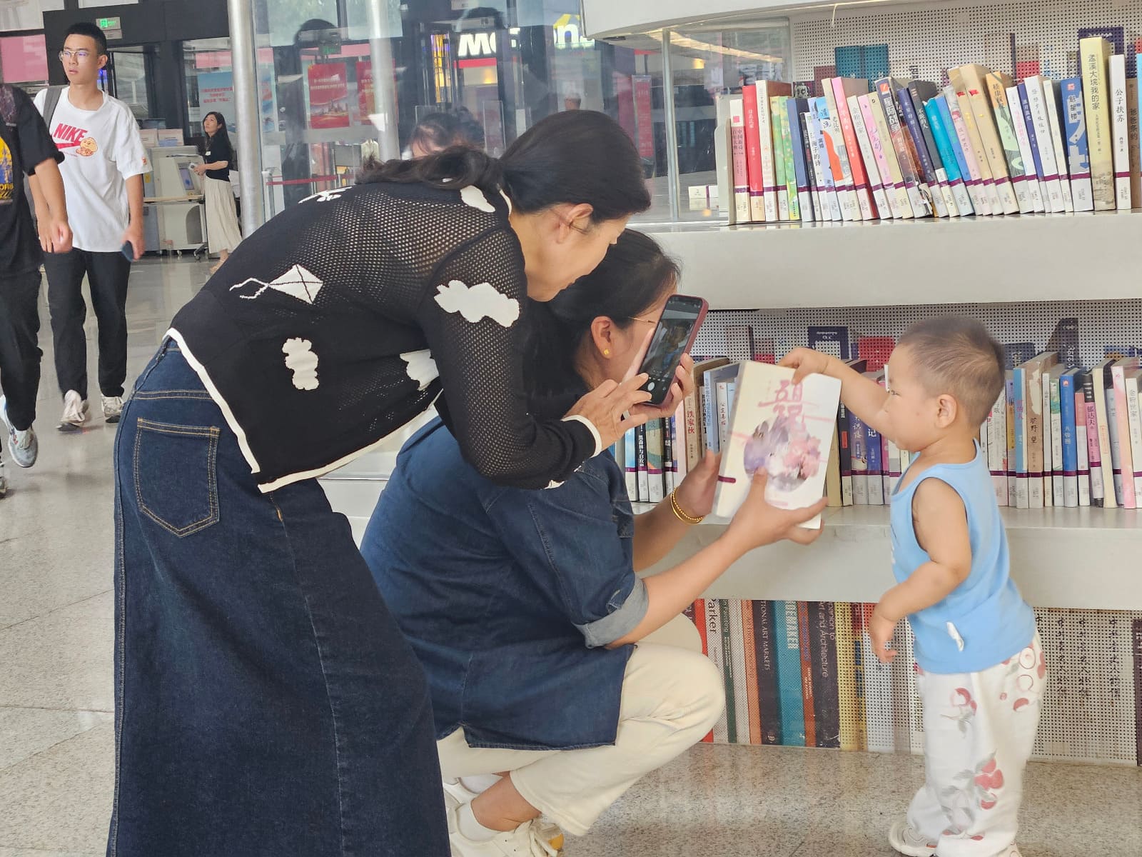 La biblioteca Tianjin Binhai, es uno de los diseños futuristas más reconocidos en China, por su capacidad de poder albergar 1,2 millones de libros.