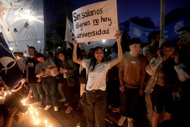 El estudiantazo en las calles: multitudinaria Marcha de antorchas en Buenos Aires