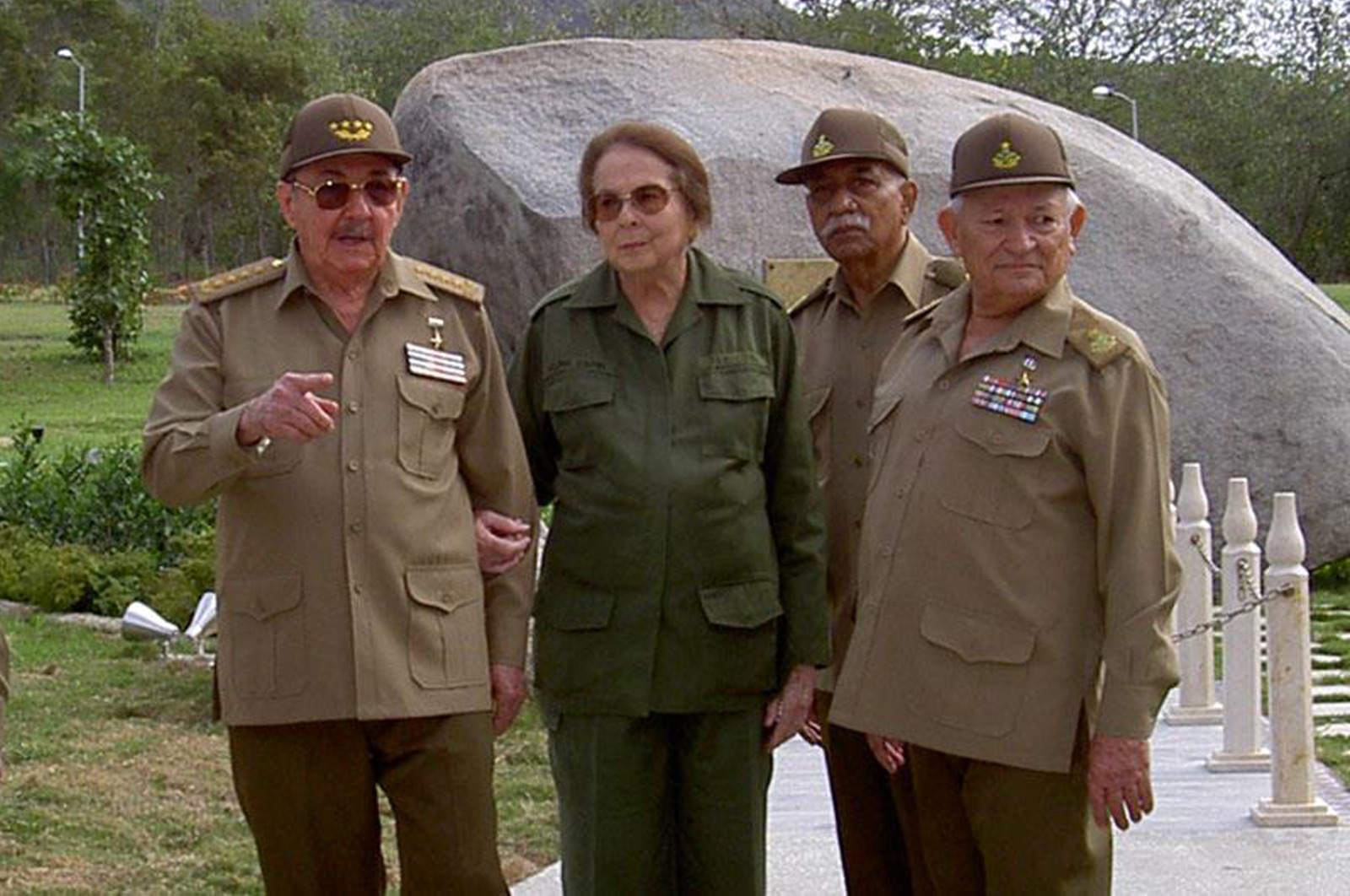 Almeida y Raúl: Una Amistad a Prueba de Revolución y Tiempo Almeida y Raúl: Una Amistad a Prueba de Revolución y Tiempo