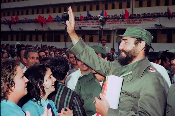 El 3 de febrero de 1975 Fidel visitó la escuela formadora de maestros primarios Tania la Guerrillera, todavía en construcción, aunque ya se impartían clases, pues una parte estaba en funcionamiento con 766 estudiantes, e intercambió con alumnos y profesor