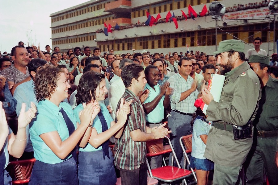 El 3 de febrero de 1975 Fidel visitó la escuela formadora de maestros primarios Tania la Guerrillera, todavía en construcción, aunque ya se impartían clases, pues una parte estaba en funcionamiento con 766 estudiantes, e intercambió con alumnos y profesor