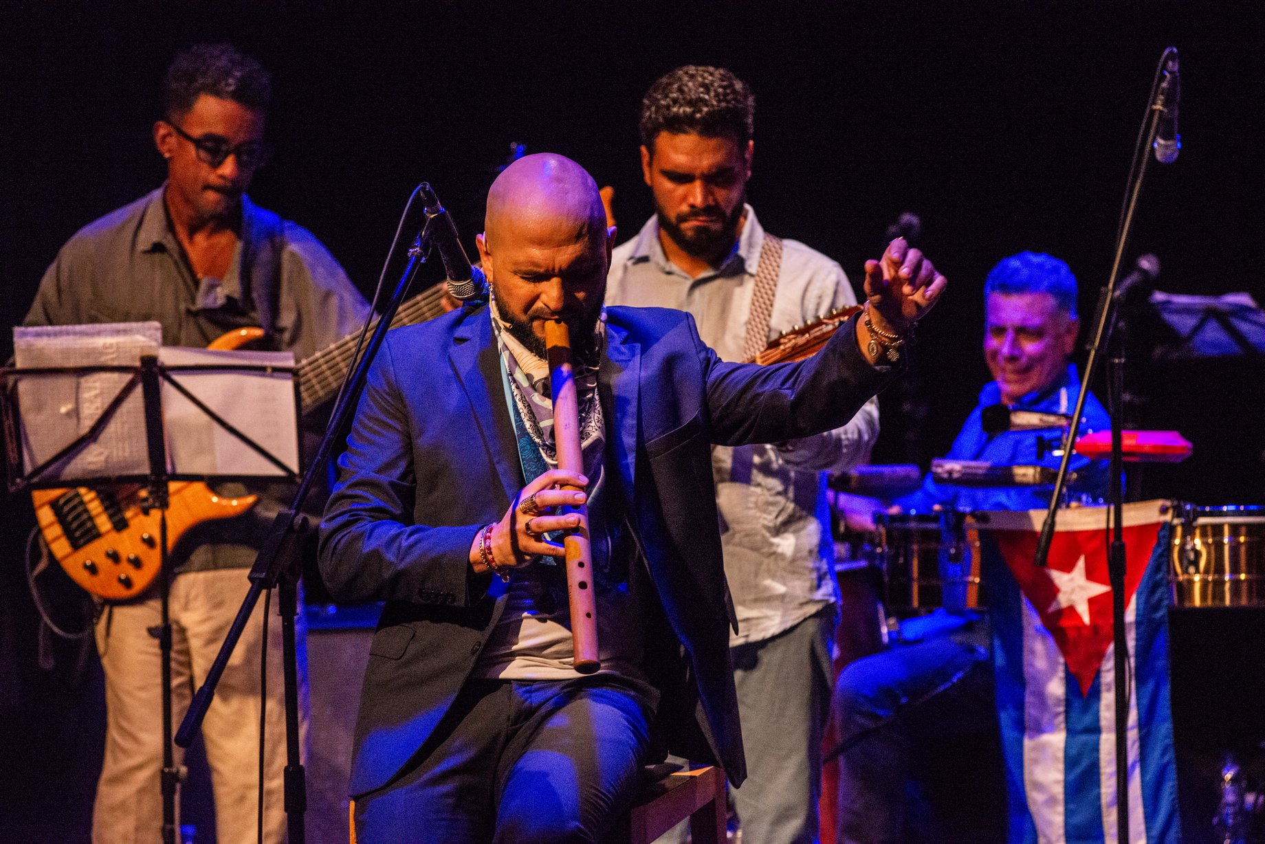 Olokun dio permiso a una quena y un piano