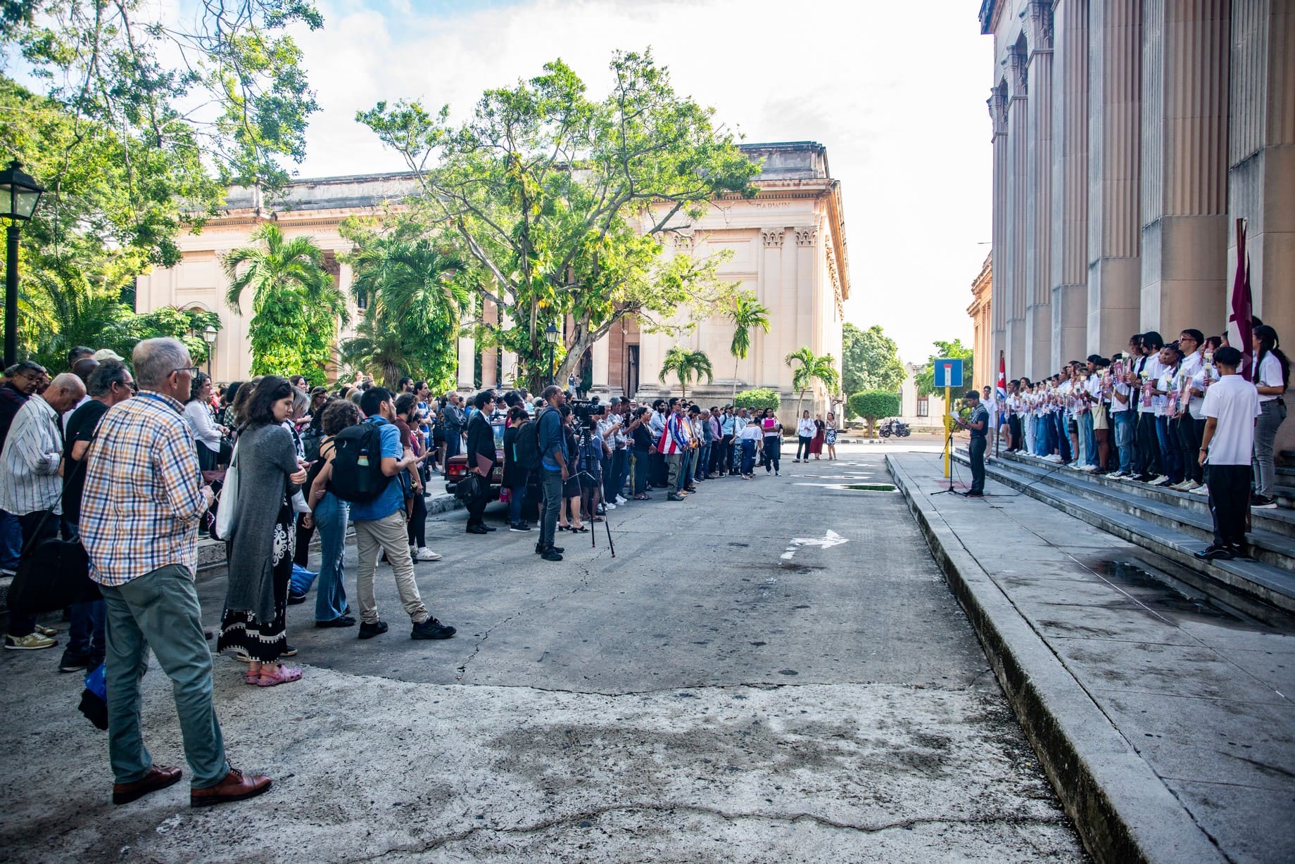 El Alma Mater extiende sus brazos esta vez para denunciar la barbarie