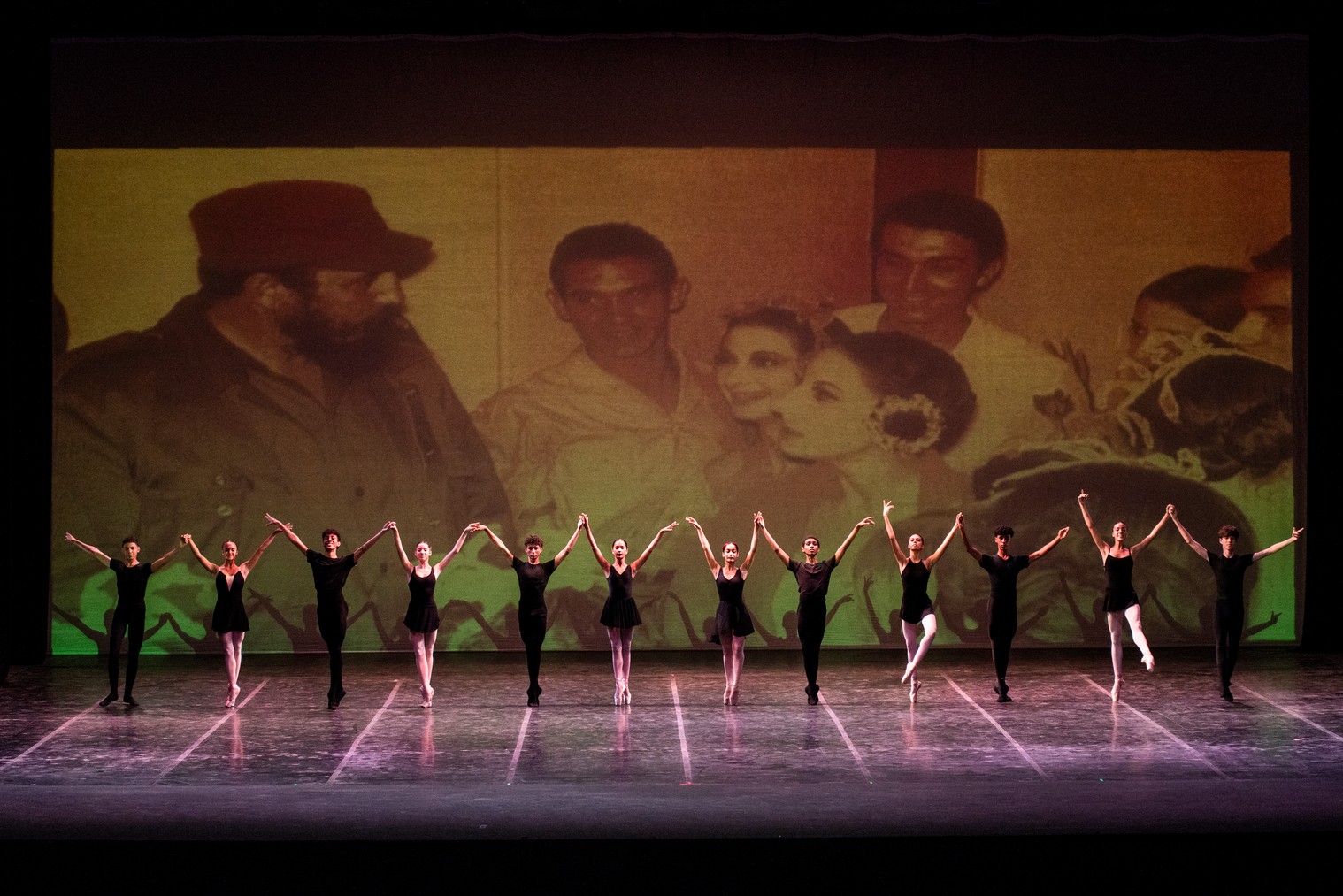 El Ballet Nacional de Cuba ilumina la Sala Avellaneda en homenaje a Fidel