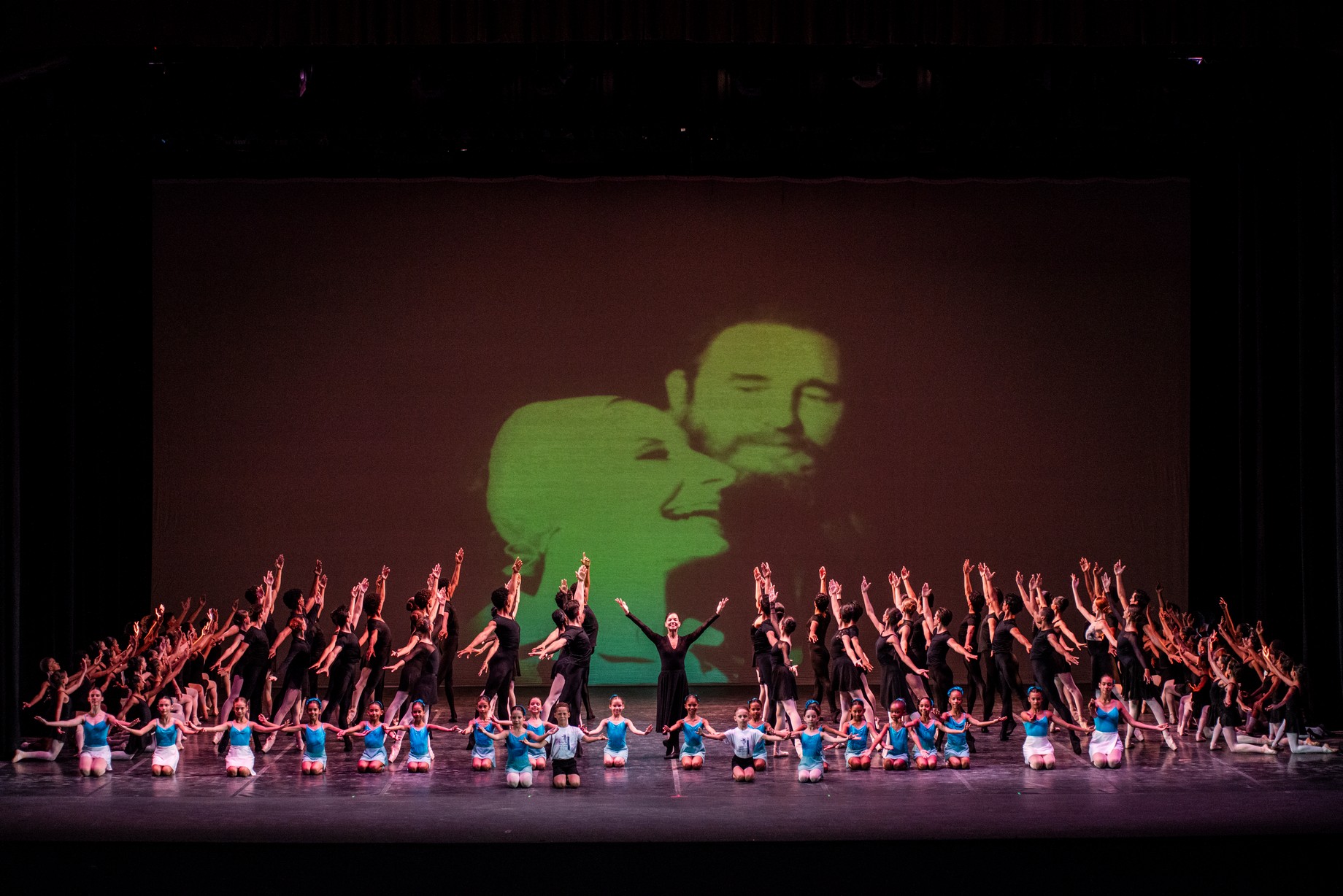 El Ballet Nacional de Cuba ilumina la Sala Avellaneda en homenaje a Fidel